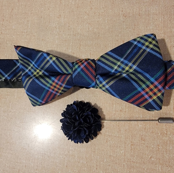 J. Ferrar Tartan Adjustable Bow‎ Tie & Navy Lapel Pin - Picture 1 of 3
